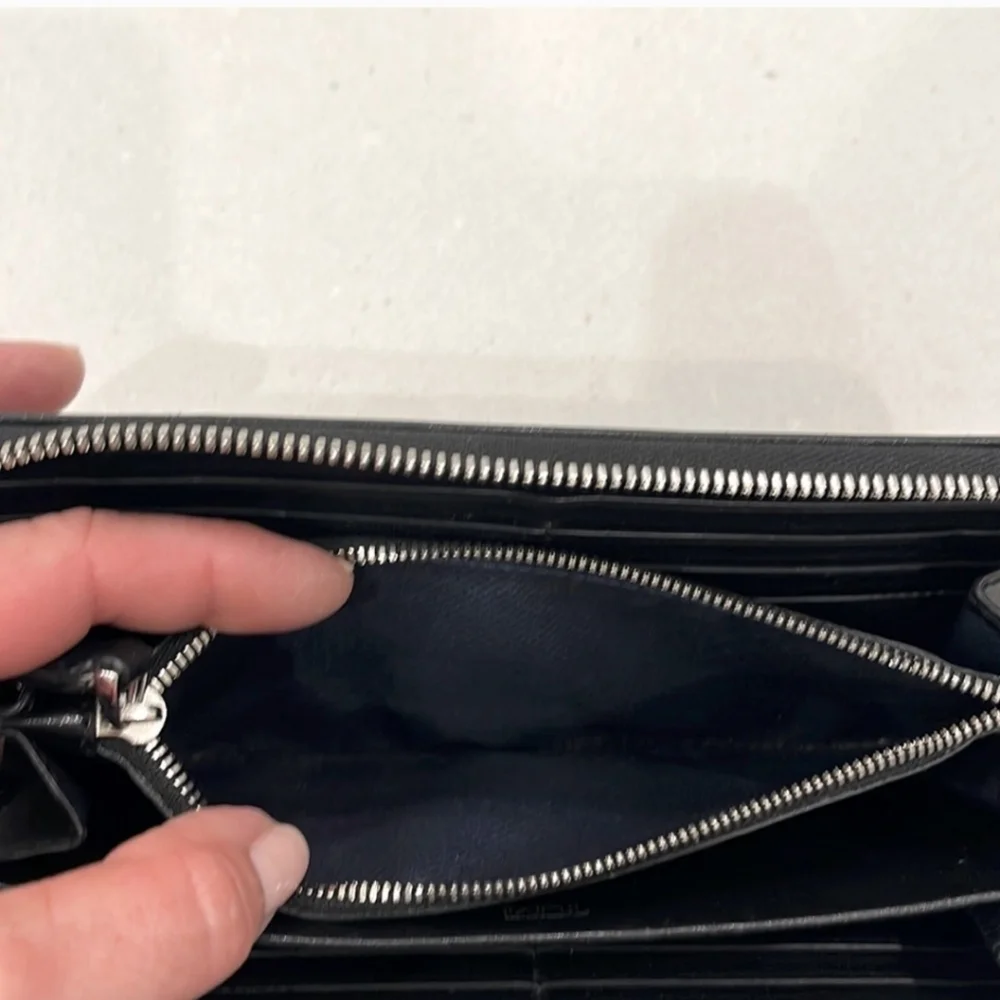 Tumi Black Coated Leather zip Around wallet, Silver Hdwre, GUC